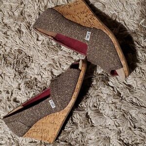 TOMS wedge peep- toe sandal